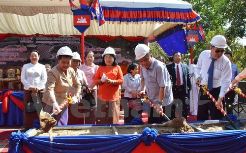 Cambodia presents Royal Medal to Vietnamese bank - ảnh 1
